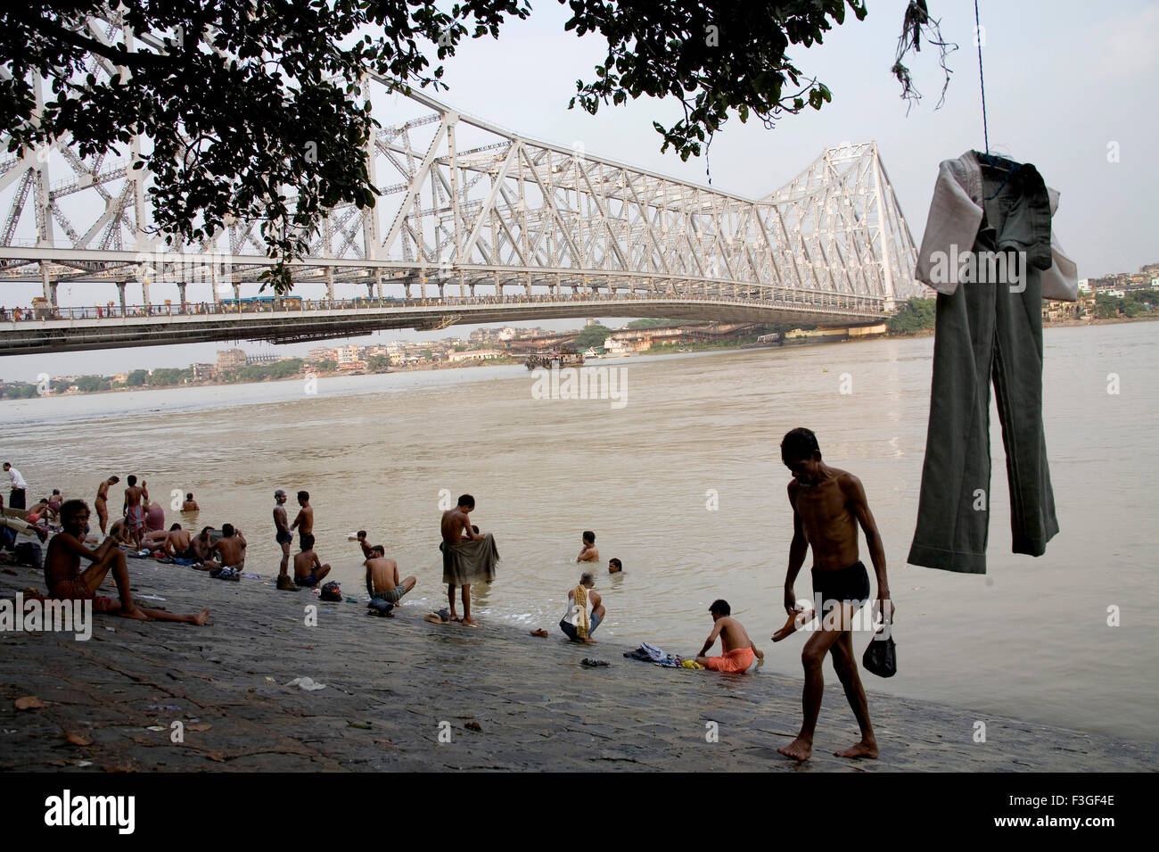 Blick auf Howrah Bridge jetzt Rabindra Setu vom Ufer des Fluss Hooghly; Kalkutta Calcutta; Westbengalen; Indien Stockfoto