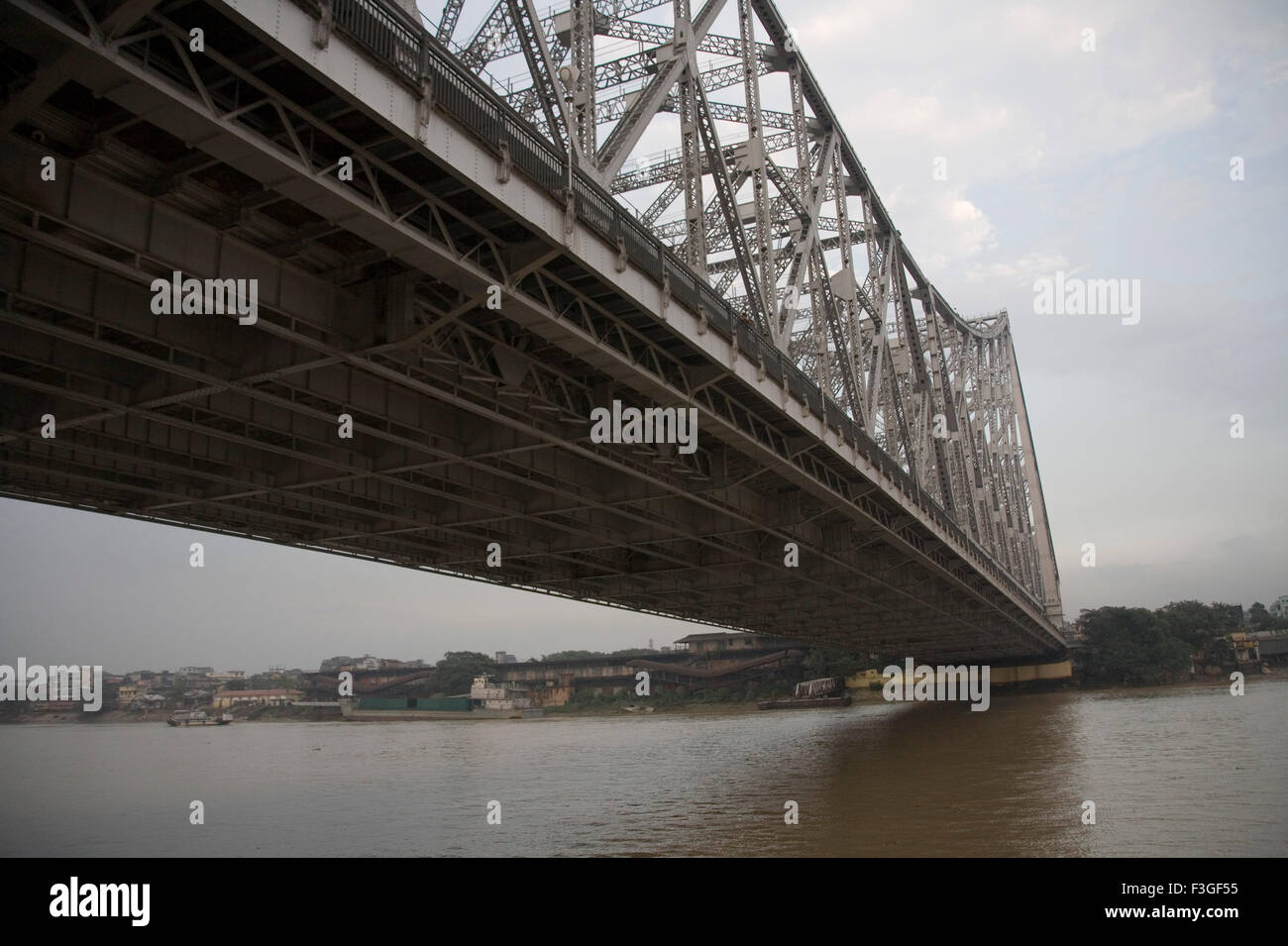 Blick auf Howrah Bridge jetzt Rabindra Setu über Fluss Hooghly; Kalkutta Calcutta; Westbengalen; Indien Stockfoto