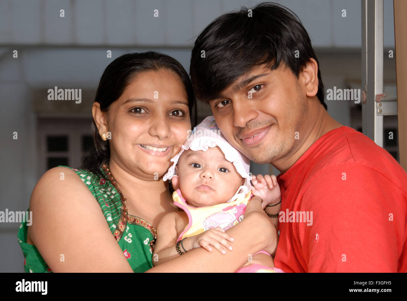 Südasiatische indischen Elternteil mit drei Monate altes Baby Blick in die Kamera; Bombay Mumbai; Maharashtra; Indien Herr #512 Stockfoto