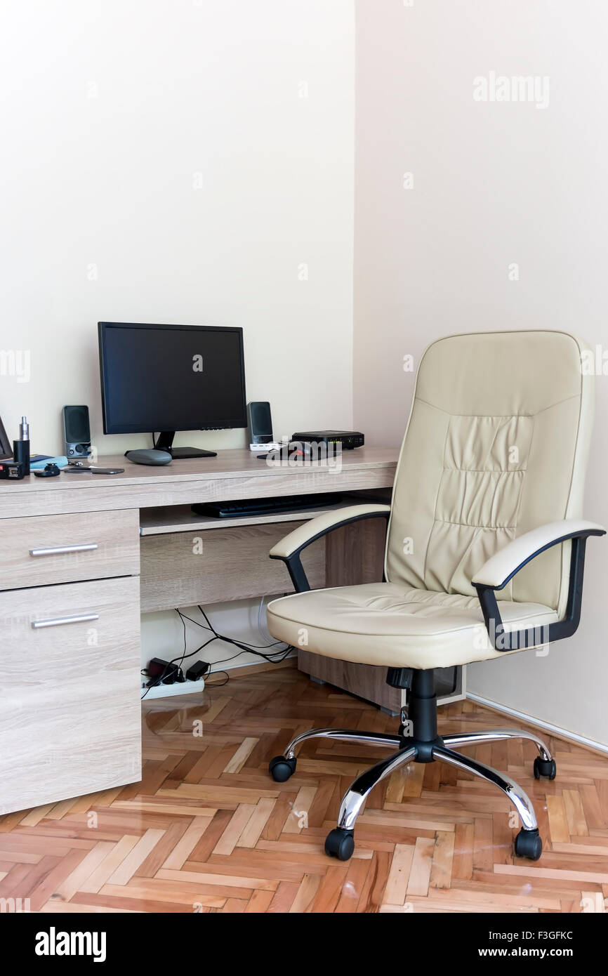 Arbeitsbereich mit Computer im Hause oder Studio, Tageslicht Stockfoto