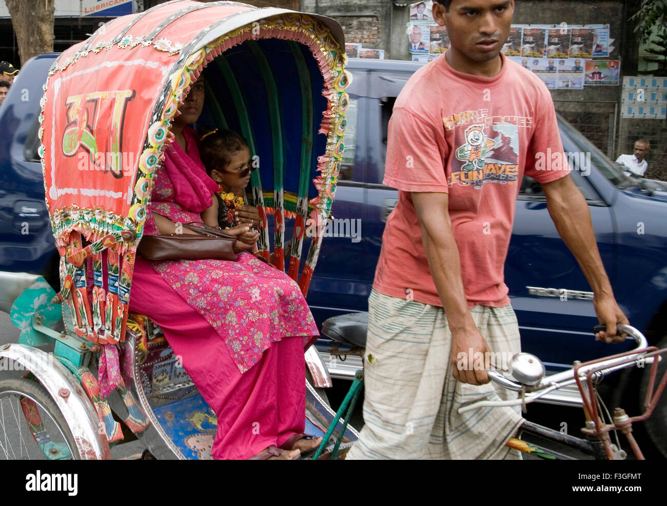 Straßenbild; Fahrradrikscha Mann Reiten; Dhaka; Bangladesch Stockfoto