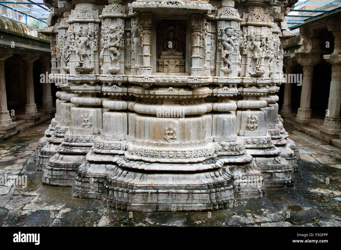 2000 Jahre alte antike Monument Adinath Jain-Tempel; Dorf Delwara; Udaipur; Rajasthan; Indien Stockfoto