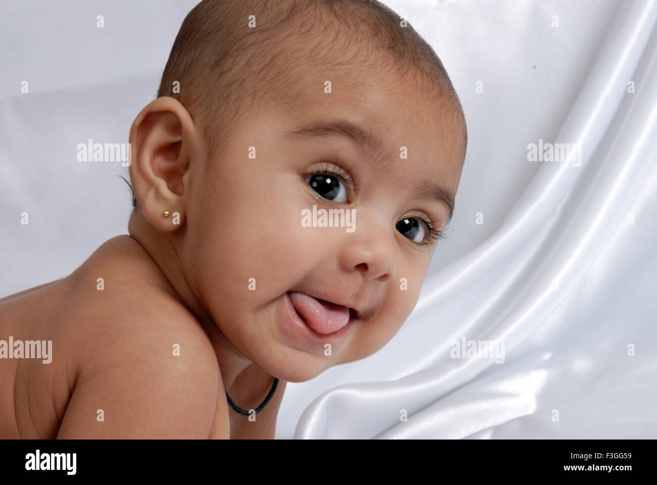 Südasiatische indischen Baby; freche Ausdruck; Blick auf Seite; weißem Hintergrund; Indien Herr #152 Stockfoto