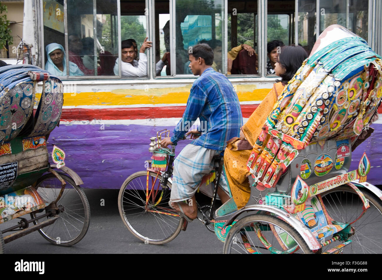 Straße Verkehr bus Dreirad Rikscha Dhaka, Bangladesch - rsc 109846 Stockfoto