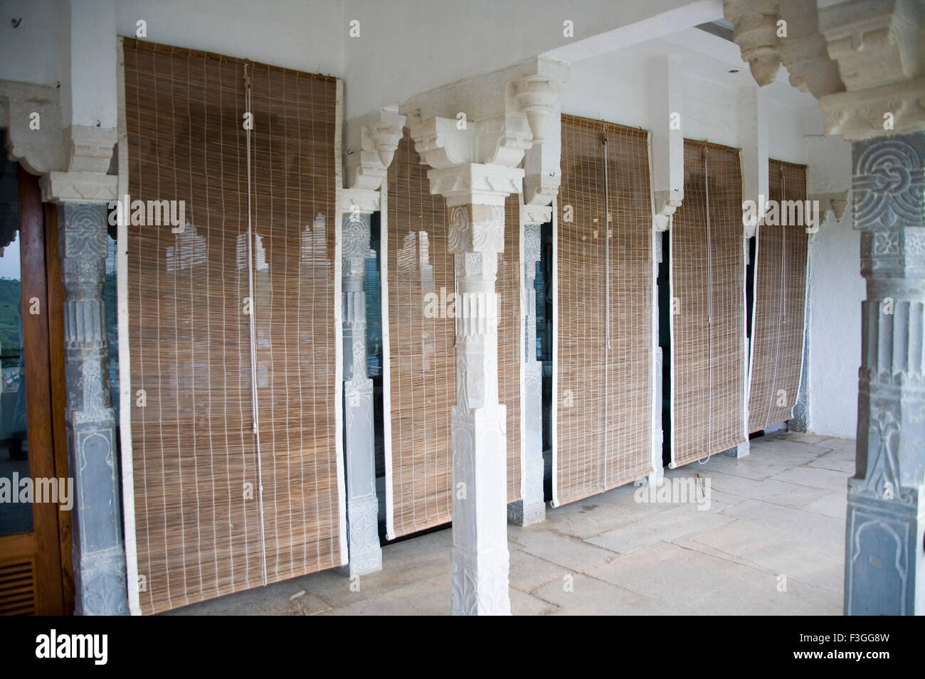 Luftschleier Belüftung der Bambus im Hof des Devigadh Palace Hotel; Dorf Delwada; Udaipur; Rajasthan; Indien Stockfoto