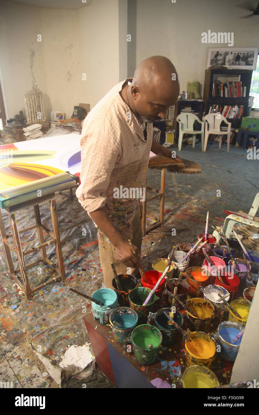 Indische zeitgenössische Künstler Bose Krishnamachari in seinem Atelier arbeiten auf Leinwand; Indien; Für nur zur redaktionellen Verwendung; KEIN HERR Stockfoto