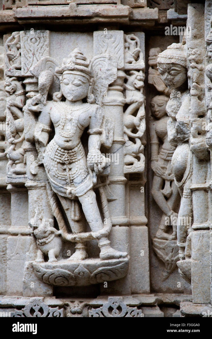 Skulpturen auf 2000 Jahre alte antike Monument Adinath Jain-Tempel; Dorf Delwara; Udaipur; Rajasthan; Indien Stockfoto