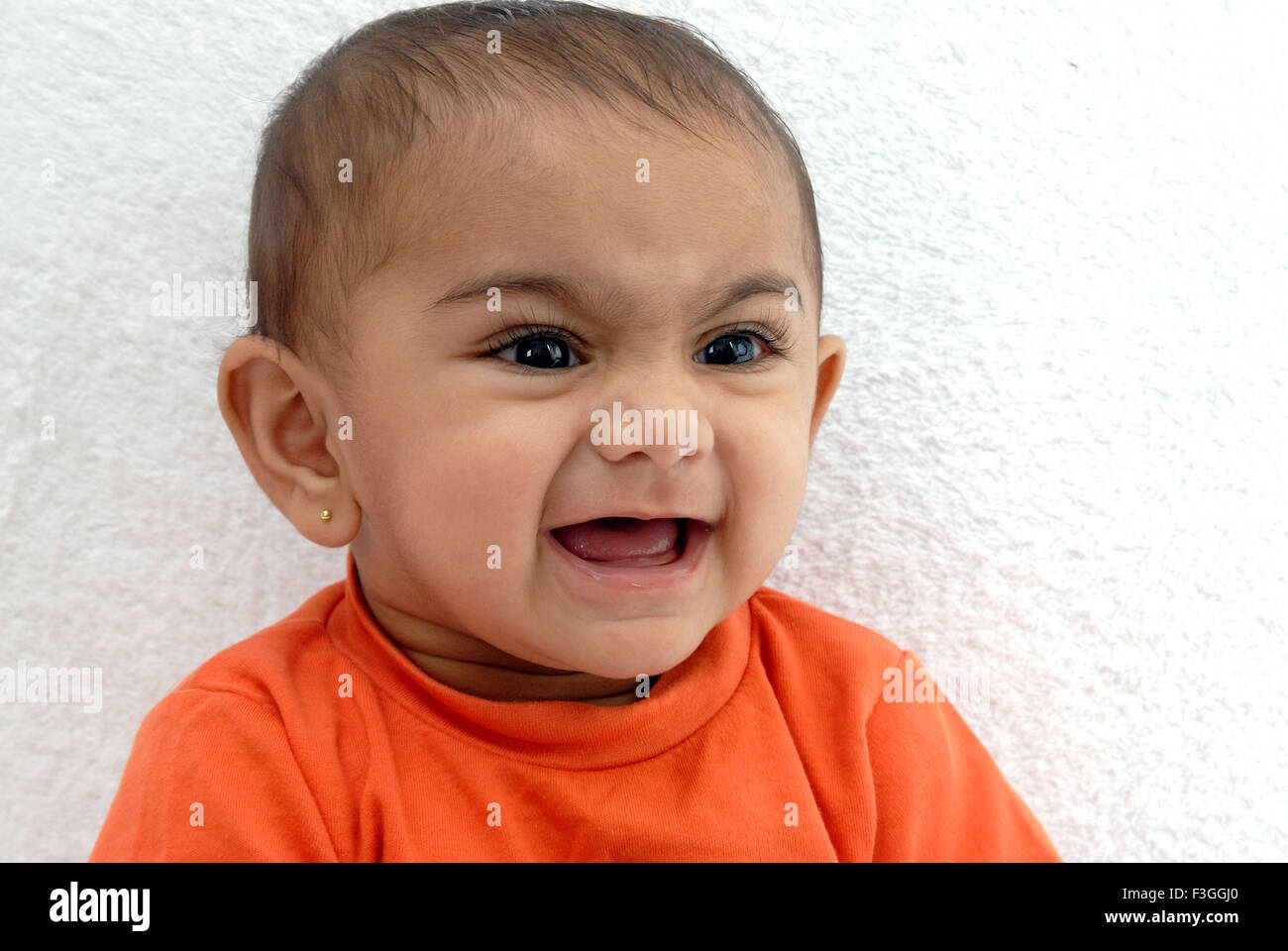 Südasiatische indischen Baby mit einem frechen Ausdruck; Indien Herr #152 Stockfoto