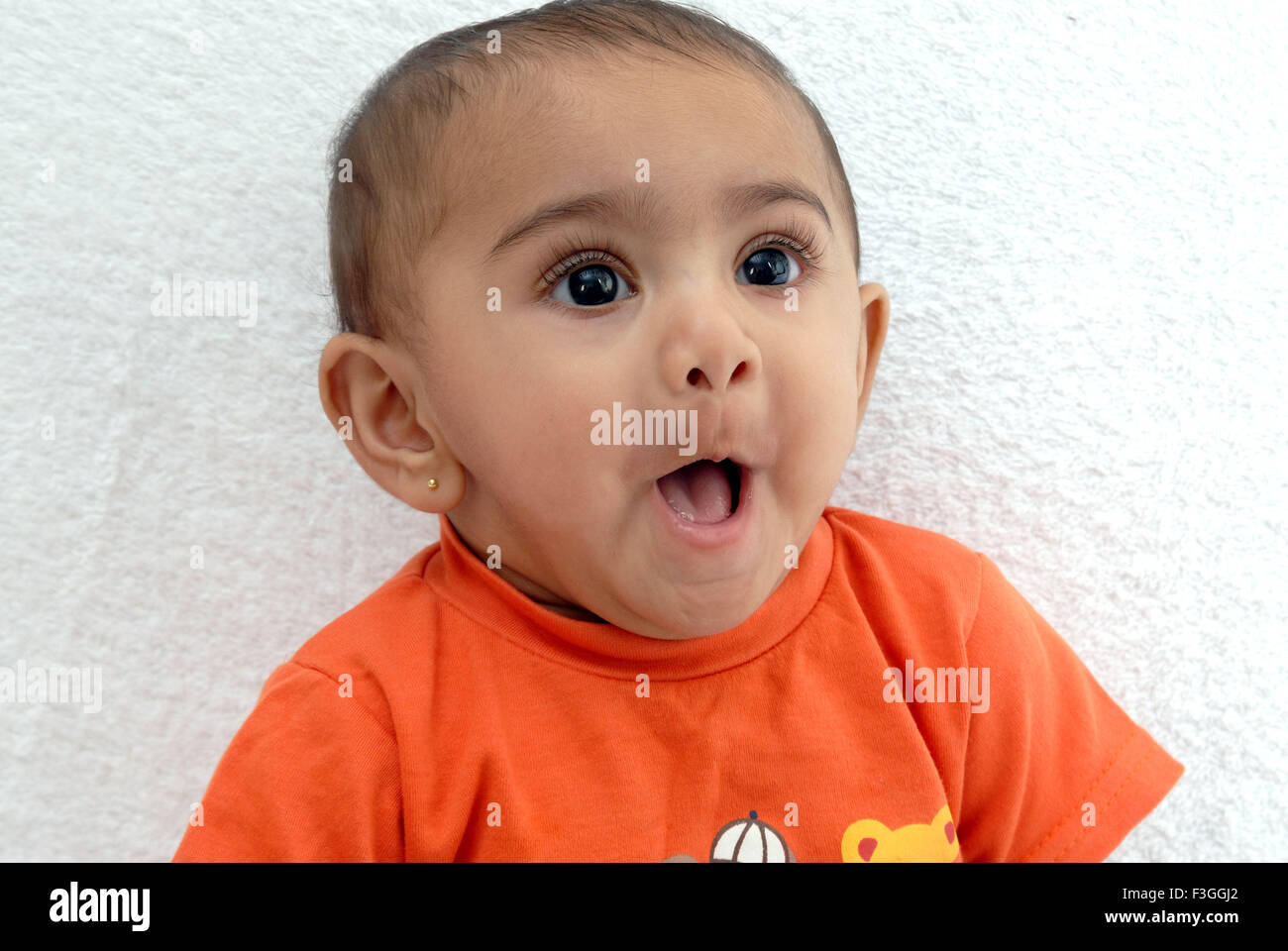 Südasiatische indischen Baby mit einem frechen Ausdruck; Indien Herr #152 Stockfoto