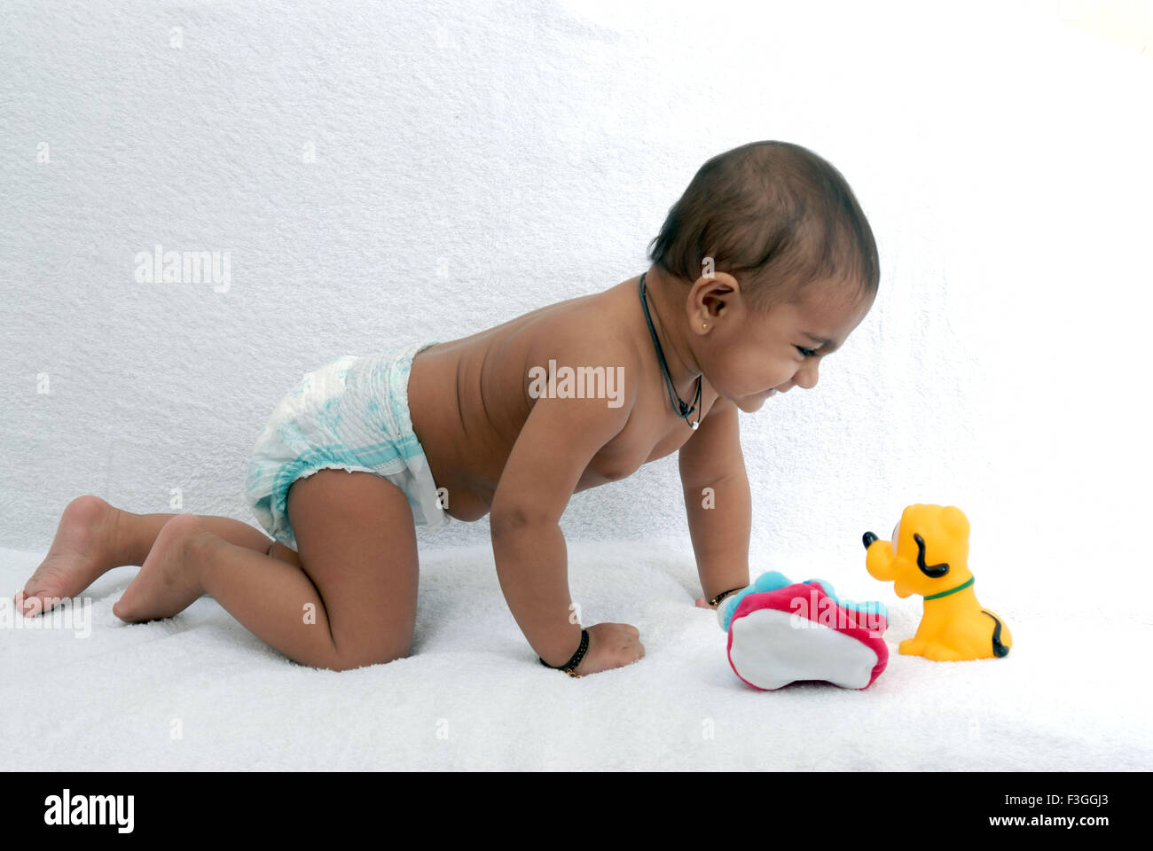 Südasiatische indischen Baby mit einem frechen Ausdruck; Indien Herr #152 Stockfoto