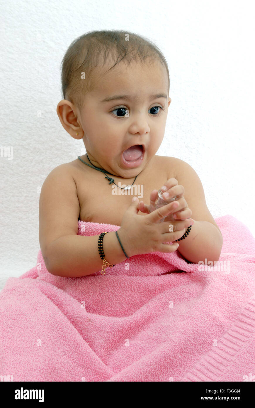 Südasiatische indischen Baby mit einem frechen Ausdruck; Indien Herr #152 Stockfoto