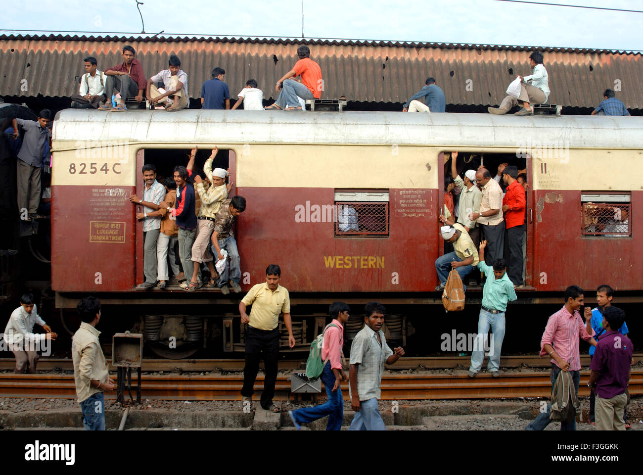 Transport während der Stoßzeiten zu trainieren; Bombay jetzt Mumbai; Maharashtra; Indien Stockfoto