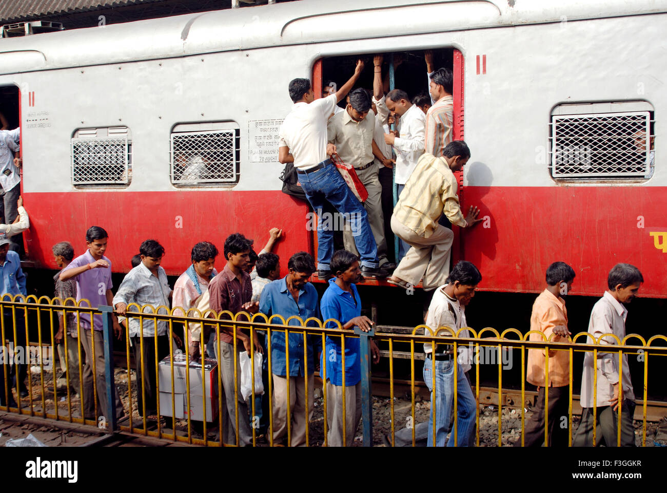 Transport während der Stoßzeiten zu trainieren; Bombay jetzt Mumbai; Maharashtra; Indien Stockfoto