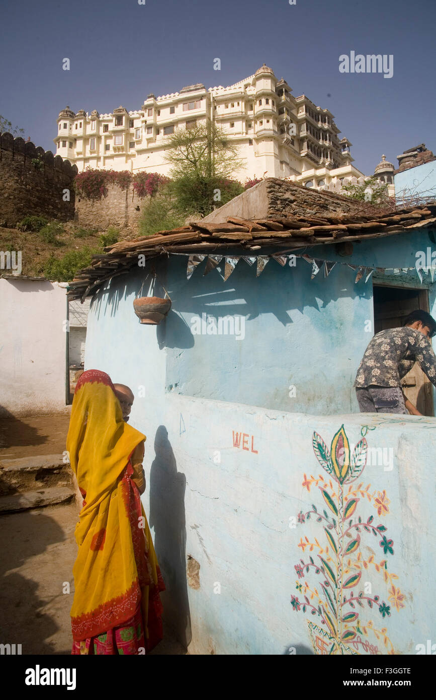 Frau vor ihrem Haus mit ihrem Sohn; Dorf Delwara; Udaipur; Rajasthan; Indien Stockfoto