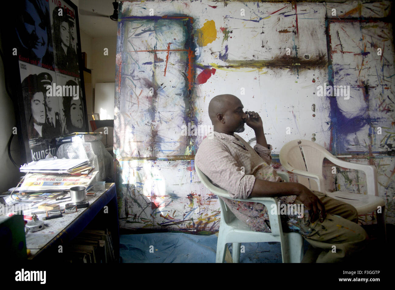 Südasiatische indische zeitgenössische Künstler Bose Krishnamachari in seinem Atelier arbeiten auf Leinwand; Maharashtra Stockfoto