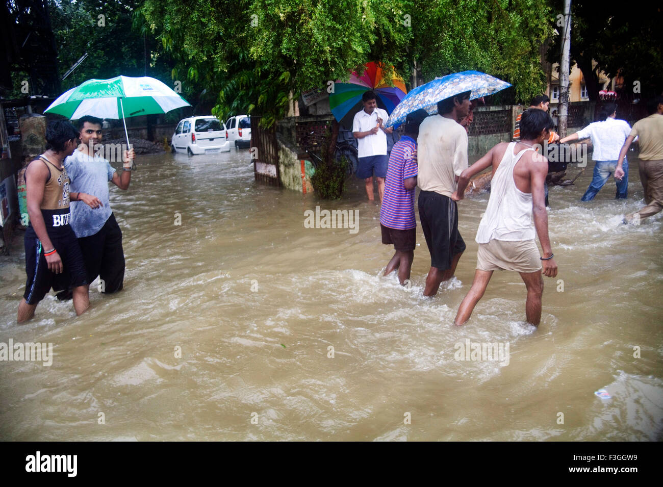 Monsoon Saison; Wasser anmelden Straße durch Starkregen am 5. july2006; Mumbai Bombay; Maharashtra; Indien Stockfoto