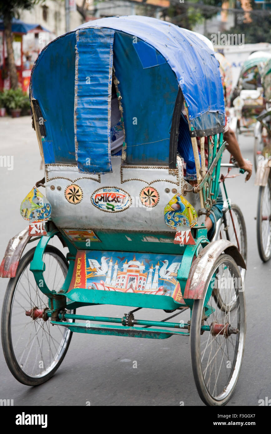 Blaue Farbe Fahrradrikscha auf der Straße; Dhaka; Bangladesch Stockfoto