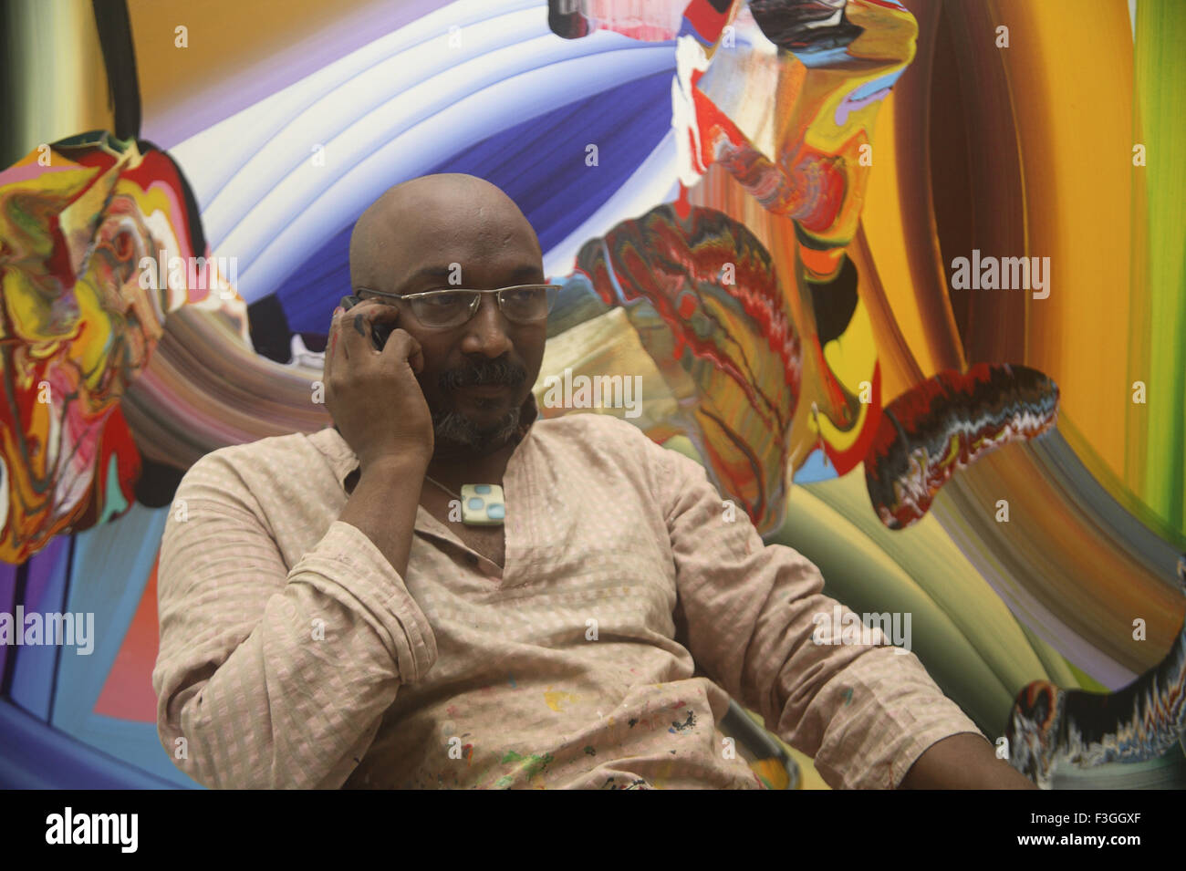 Südasiatische indische zeitgenössische Künstler Bose Krishnamachari in seinem Atelier; Für nur zur redaktionellen Verwendung; Indien; KEIN HERR Stockfoto