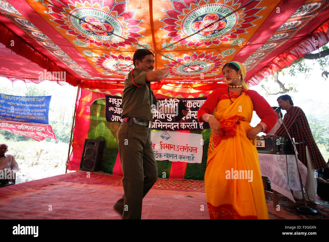 Menschen in Messe auf der Bühne tanzen; Chundai Dorf; Uttaranchal; Indien Stockfoto