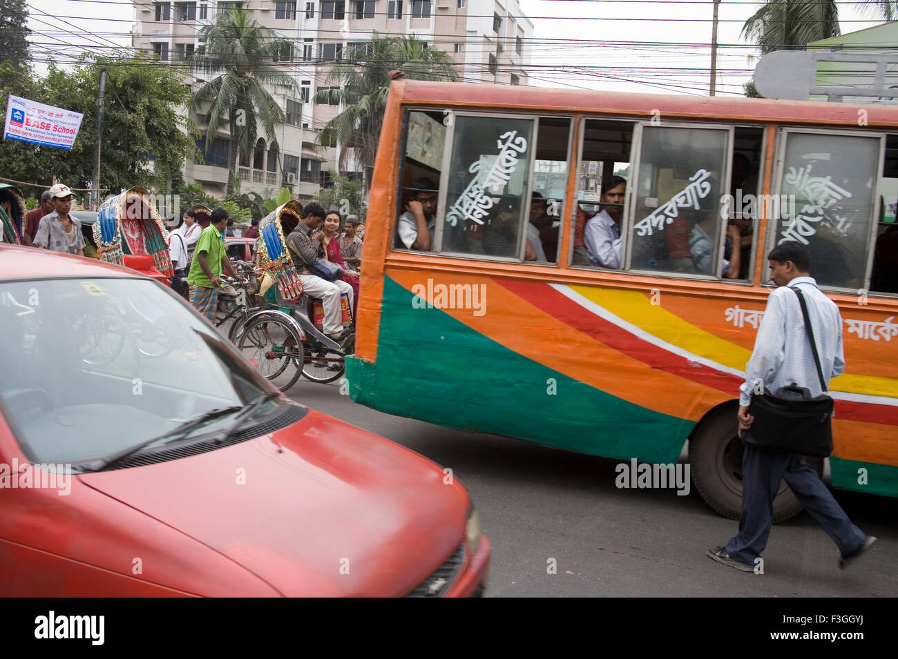 Verkehr Straße Szene Bus Auto Rikscha, Dacca, Dhaka, Bangladesch, Asien Stockfoto