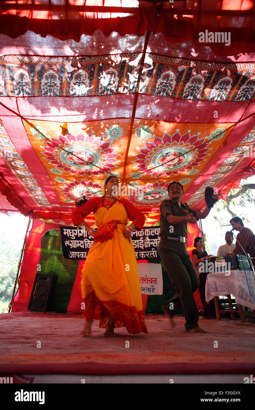 Menschen tanzen auf der Bühne in Fair; Garhwal; Uttaranchal; Indien Stockfoto