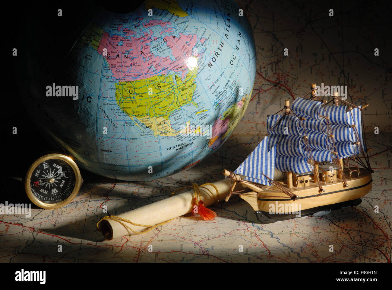 -Konzept; Columbus; Erde; Karte; Schiff; Kompass Stockfoto