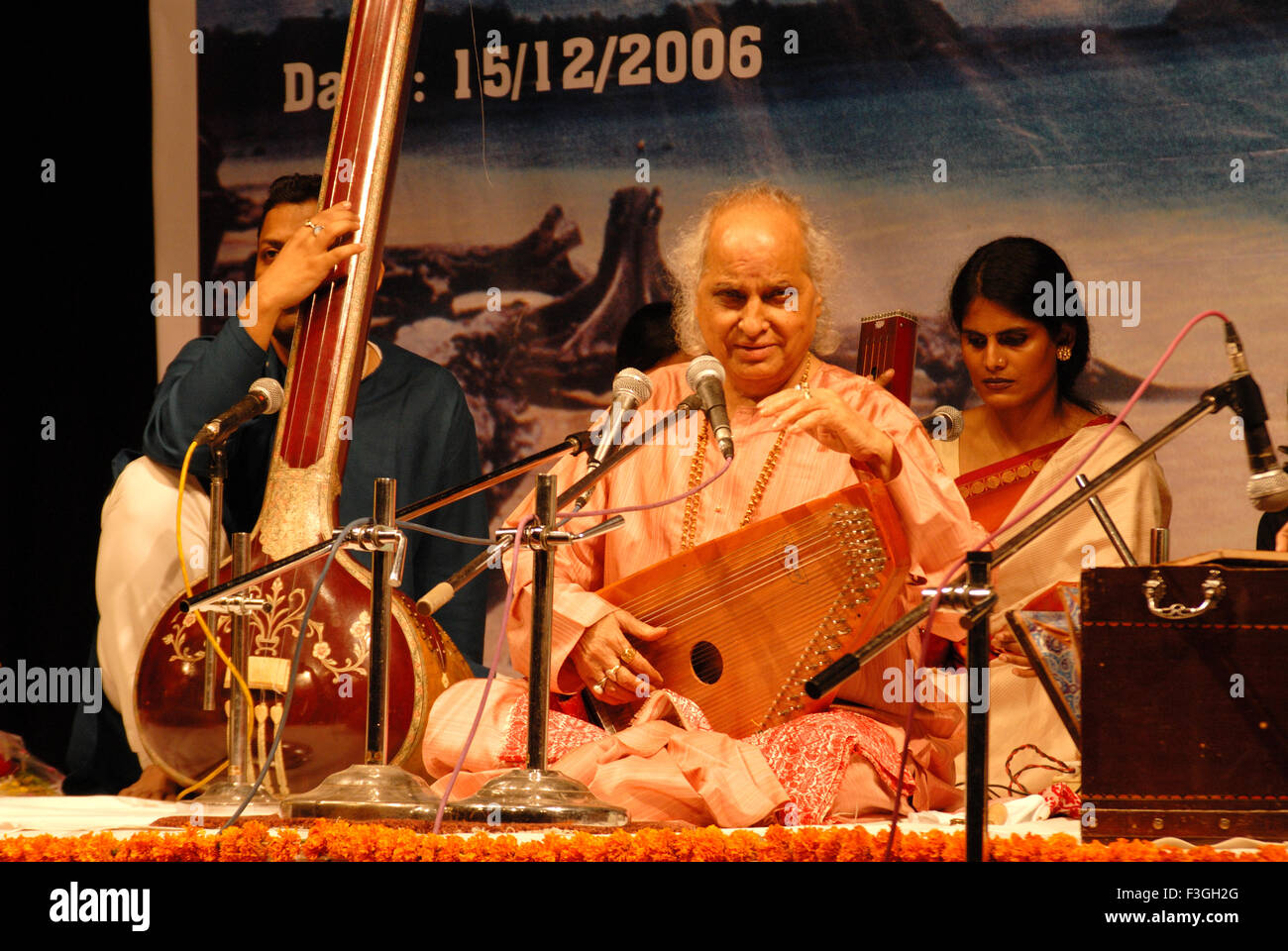 Musiker Padma Vibhushan Sangeet Martand Pandit Jasraj spielen SWARCOs Mandal; Bombay Mumbai; Maharashtra; Indien nicht Herr Stockfoto