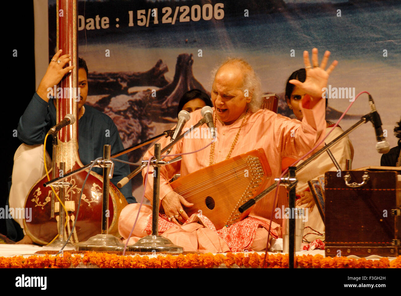 Musiker Padma Vibhushan Sangeet Martand Pandit Jasraj spielen SWARCOs Mandal; Bombay Mumbai; Maharashtra; Indien nicht Herr Stockfoto