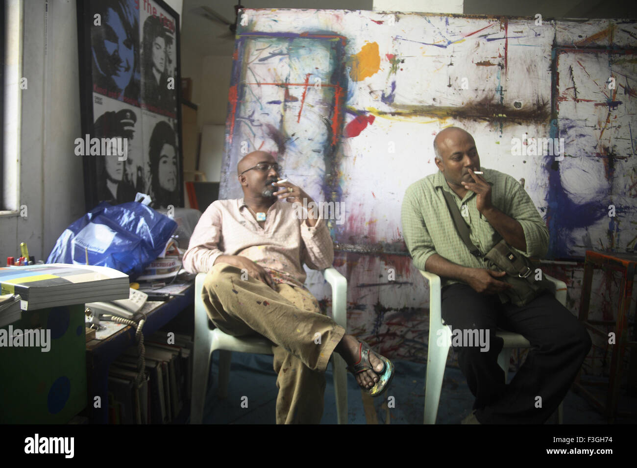 Südasiatische indische zeitgenössische Künstler Bose Krishnamachari in seinem Atelier mit Freund Vivek Vilasini Stockfoto