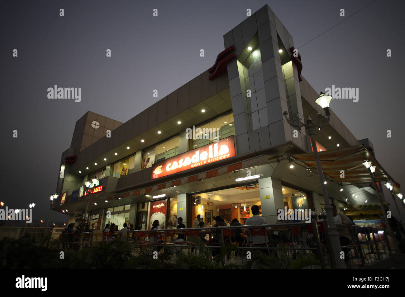 AsmitaSuperMarkt und shopping Komplex Gebäude im Abendlicht; Mira