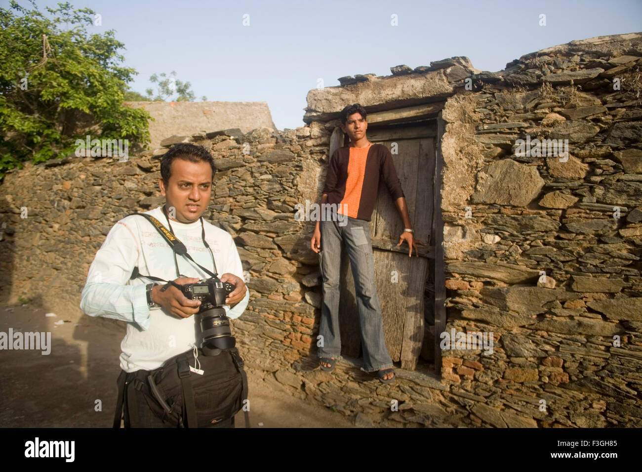 Foto Journalist Atul Loke schießen Picture of muslim Dorfjunge Akhatar Menhir wall Dorf Dilwara Rajasthan Stockfoto