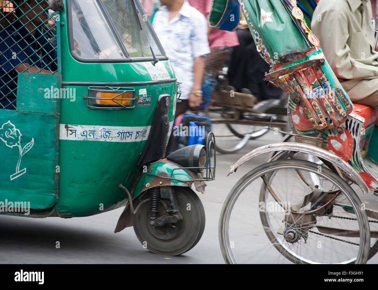 Auto-Rikscha und Zyklus Rickshaw mit Passagiere Chaos Straßenszene in Dhaka; Bangladesch Stockfoto