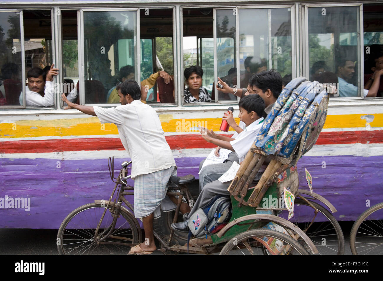 Straßenverkehr-Chaos von Bus und Zyklus Rickshaw; Dhaka; Bangladesch Stockfoto