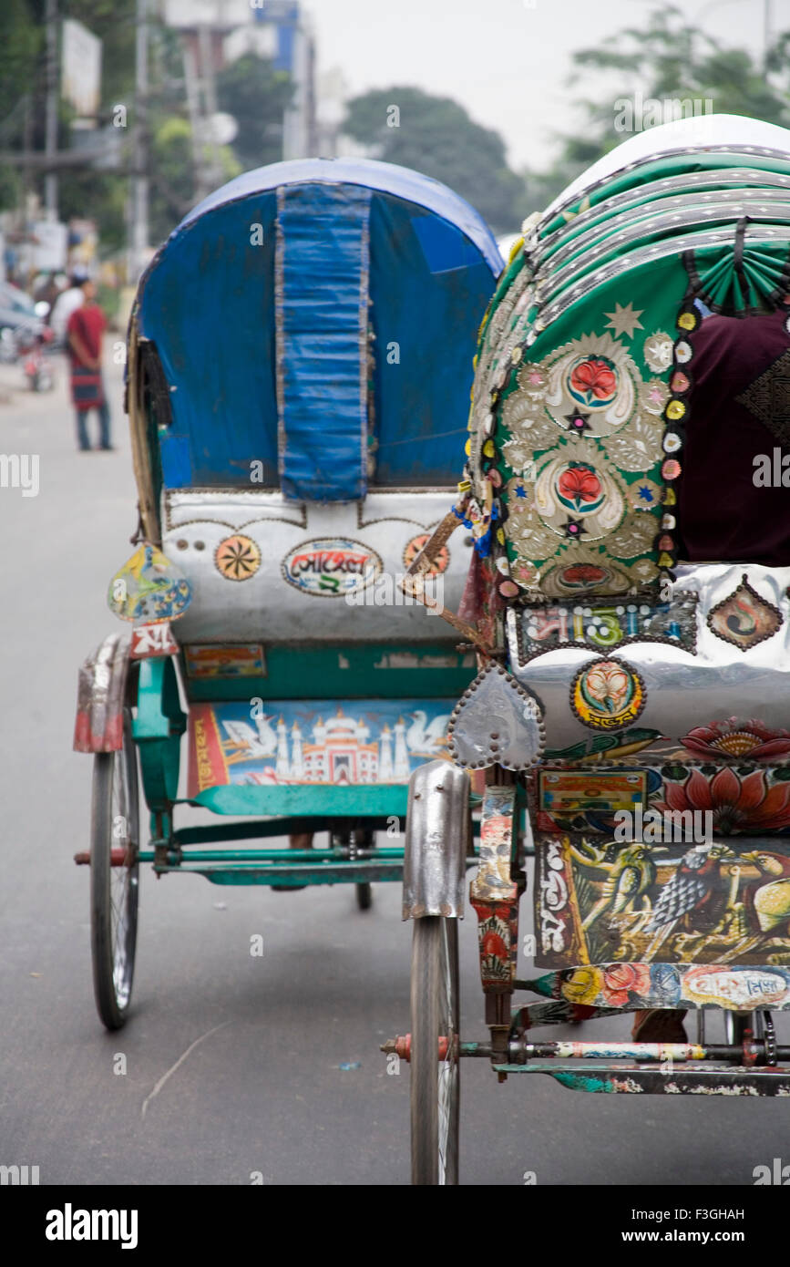 Zwei Fahrradrikscha auf Straße von Dhaka bewegen; Bangladesch Stockfoto