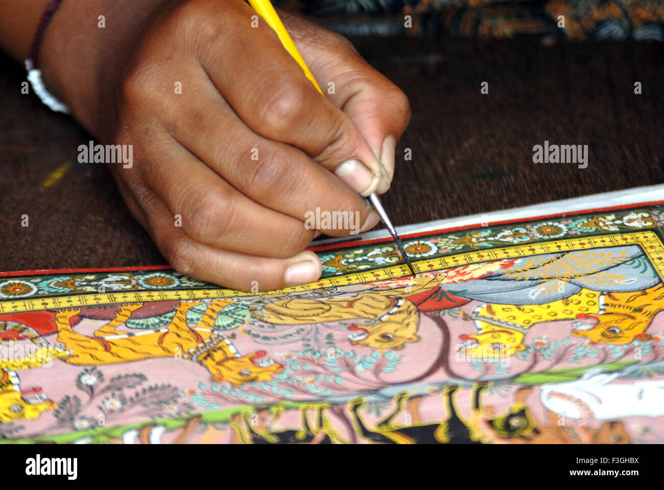 Malerei; Raghurajpur Künstlerdorf genannt; berühmt für die Herstellung von Patta Chitras; Jagannathpuri; Bhubaneswar; Orissa; Indien Stockfoto