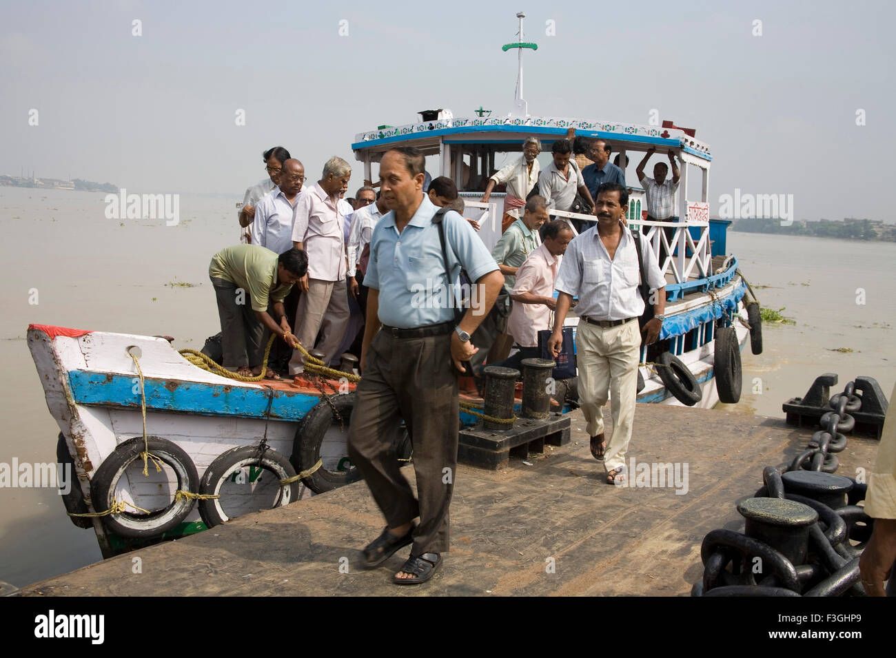 Aktivitäten in Hooghly River Menschen immer nach unten vom Boot in Belur Mathe; Calcutta jetzt Kolkata; Westbengalen; Indien nicht Herr Stockfoto
