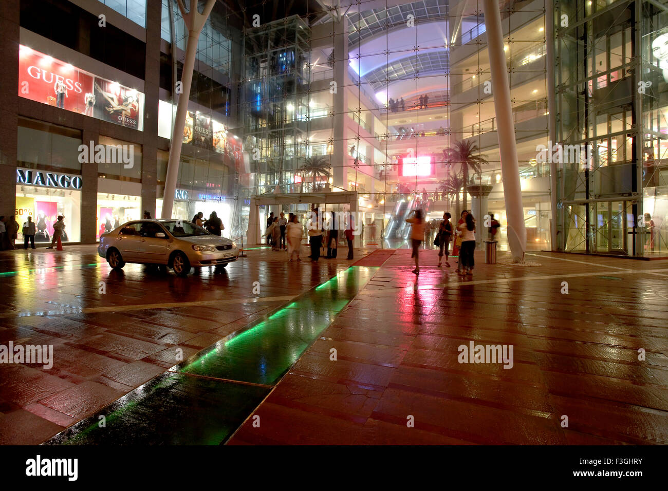 Atrien Shopping-Mall in Mumbai Bombay beleuchtet; Maharashtra; Indien Stockfoto