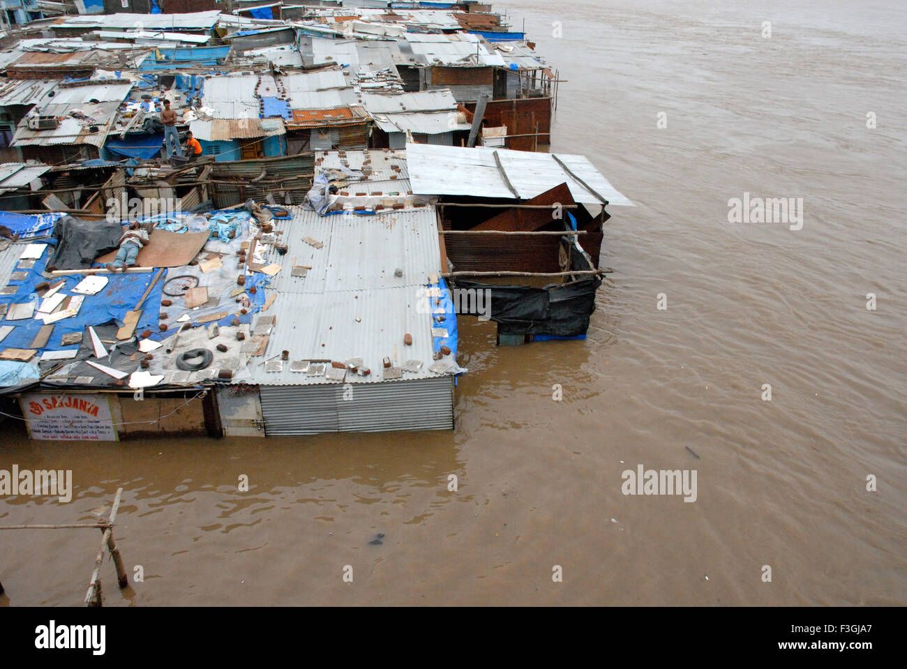 Überlauf; TAPI Fluss; Surat; Gujarat; Indien Stockfoto