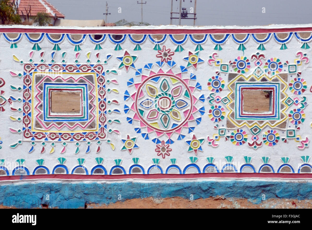 Kutchi Wandarbeit mit Spiegelstücken an der Wand Kutch Gujarat Indien Kunst und Handwerk Stockfoto