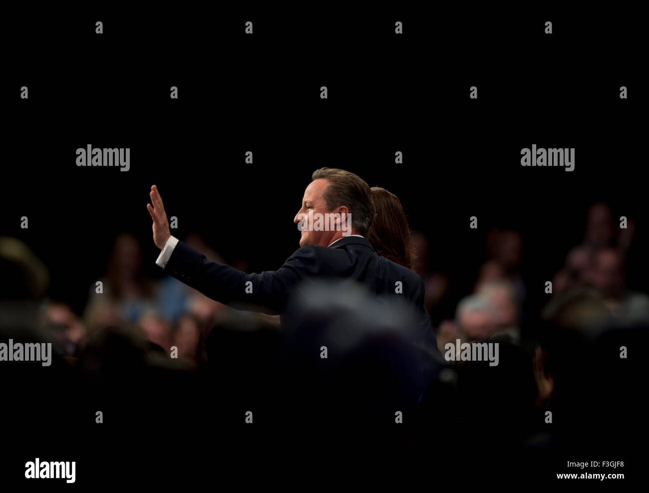Manchester, UK. 7. Oktober 2015. Der britische Premierminister David Cameron "Wellenlinien" nach seiner Rede am 4. Tag der 2015 Parteitag der Konservativen in Manchester. Bildnachweis: Russell Hart/Alamy Live-Nachrichten. Stockfoto