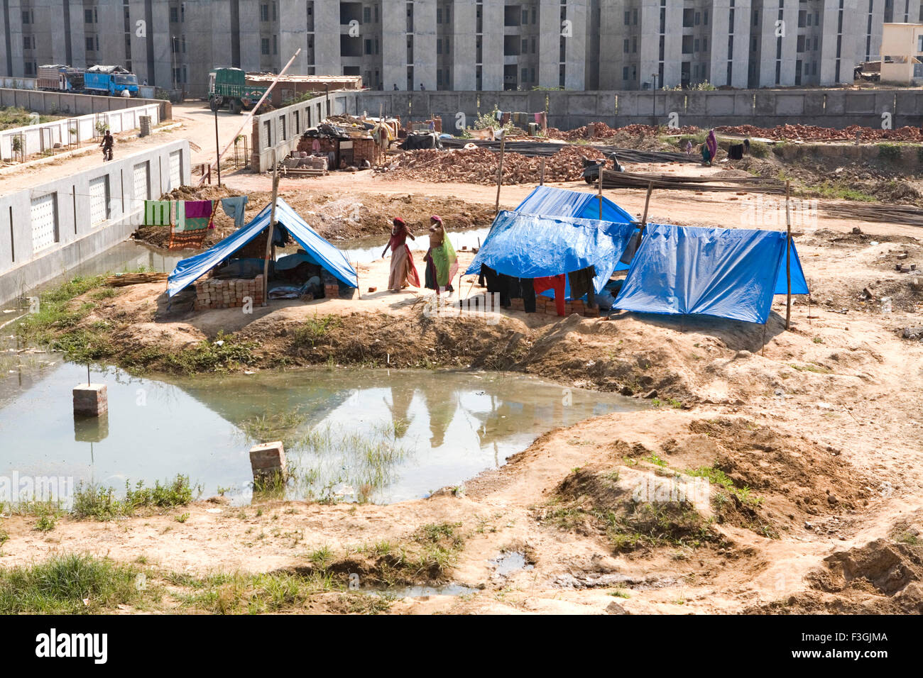 Temporäre Kunststoff Zelte für Arbeiter auf Baustelle; Ahmedabad; Gujarat; Indien Stockfoto