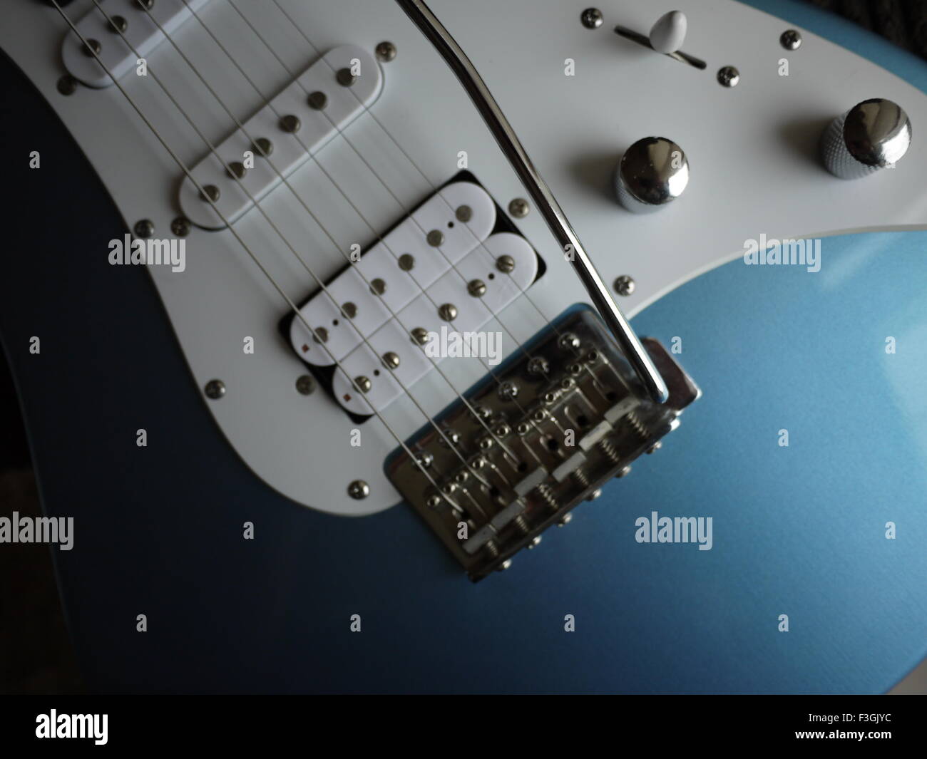 Leichte blaue e-Gitarre in Nahaufnahme Stockfoto