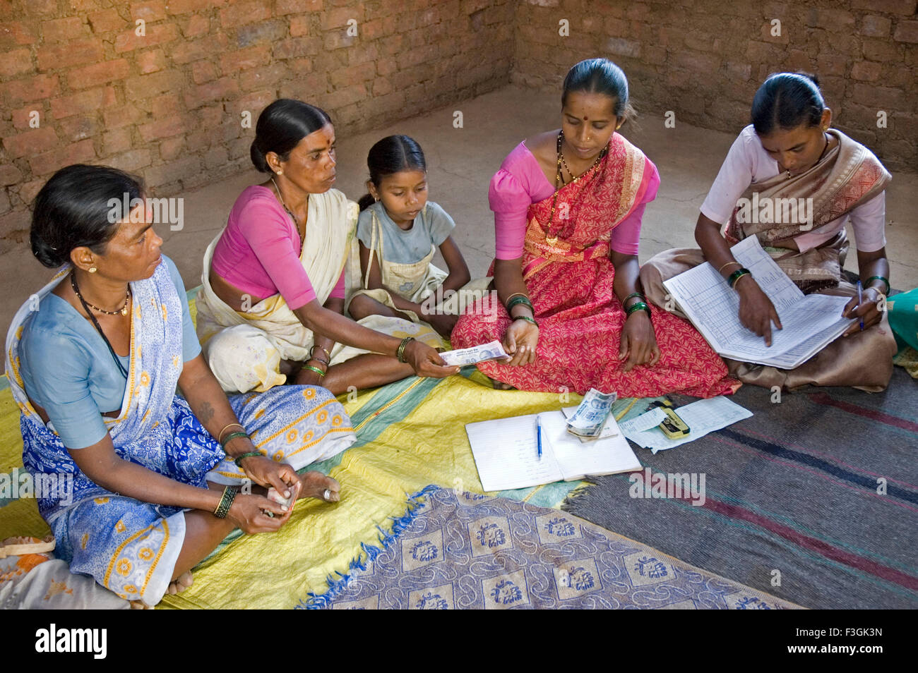 Tätigkeit der Mikro-Kredit Beitrag Finanzierungsbetrag Stammesfrauen; Thane Mumbai Stockfoto