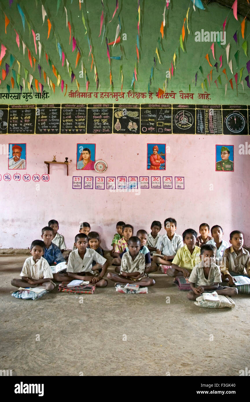Die Dorfschule Klassenzimmer Wand dekoriert mit Porträt des nationalen und geistigen Führer und verschiedene Informationen Thane Mumbai Stockfoto