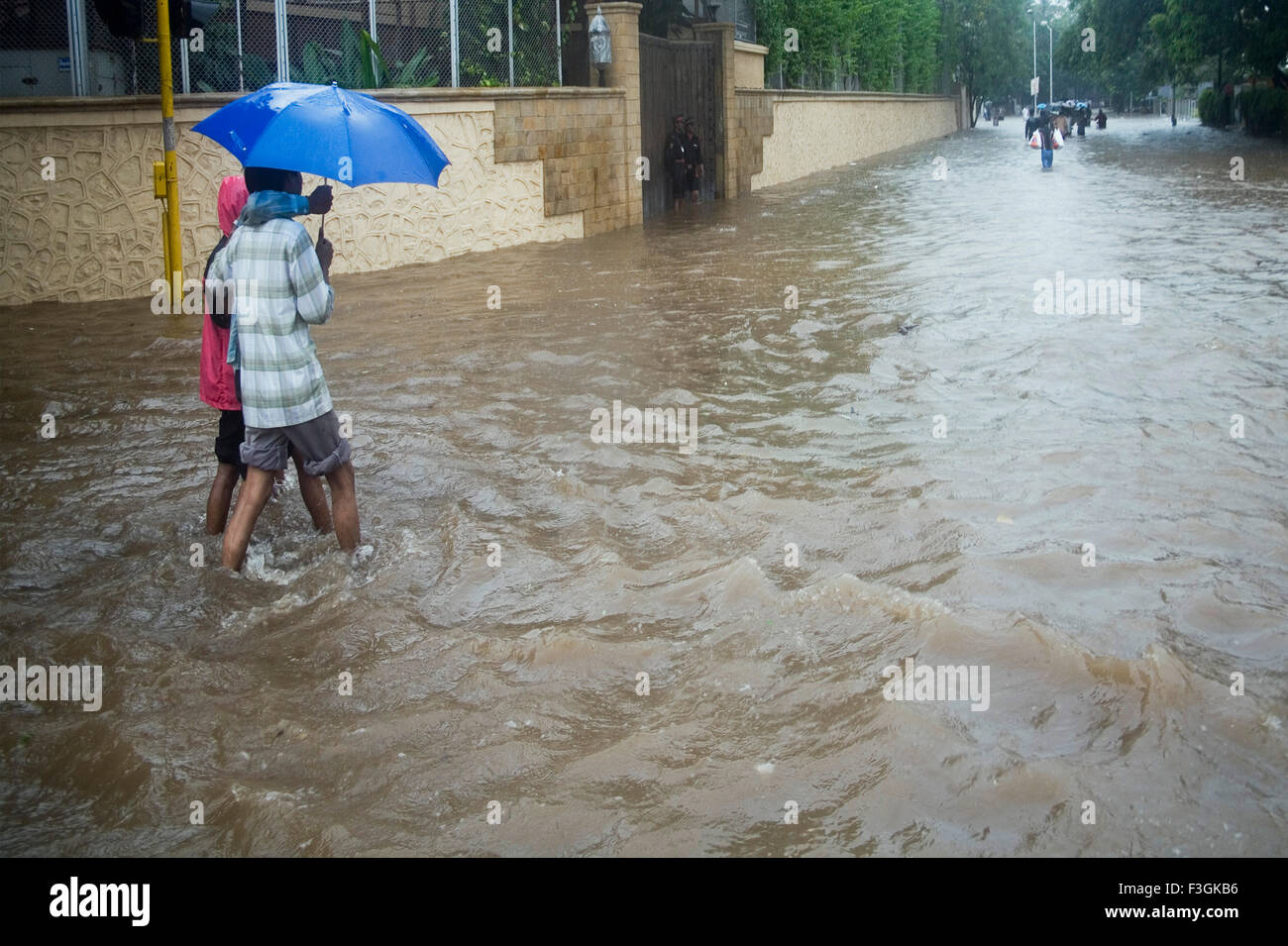 Monsoon Saison; Schwere Regen und Wasser anmelden Vorort Straße vom 5. july2006; Bombay Mumbai; Maharashtra Stockfoto