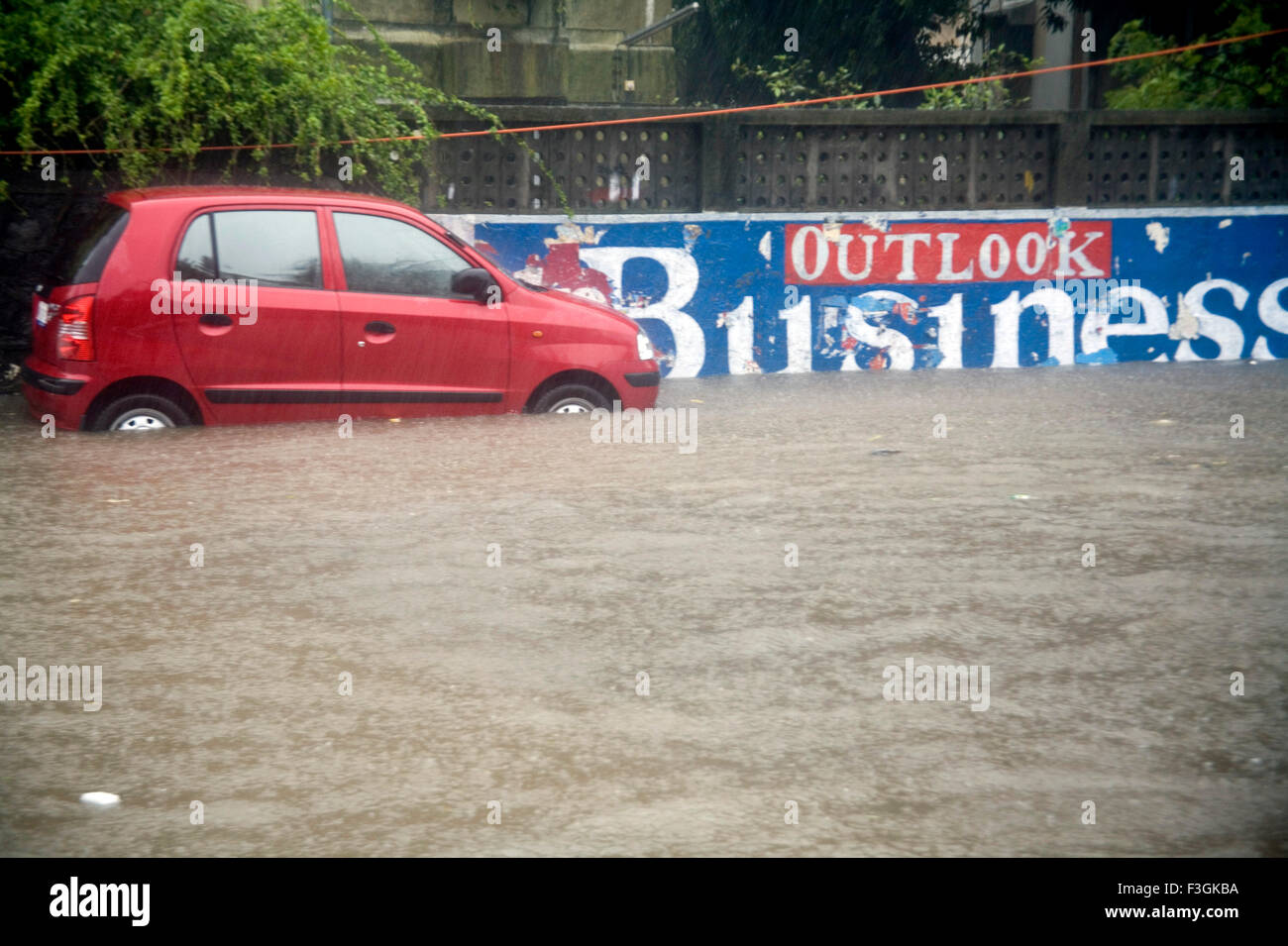 Monsoon Saison; Schwere Regen und Wasser anmelden Vorort Straße vom 5. july2006; Bombay Mumbai; Maharashtra; Indien Stockfoto