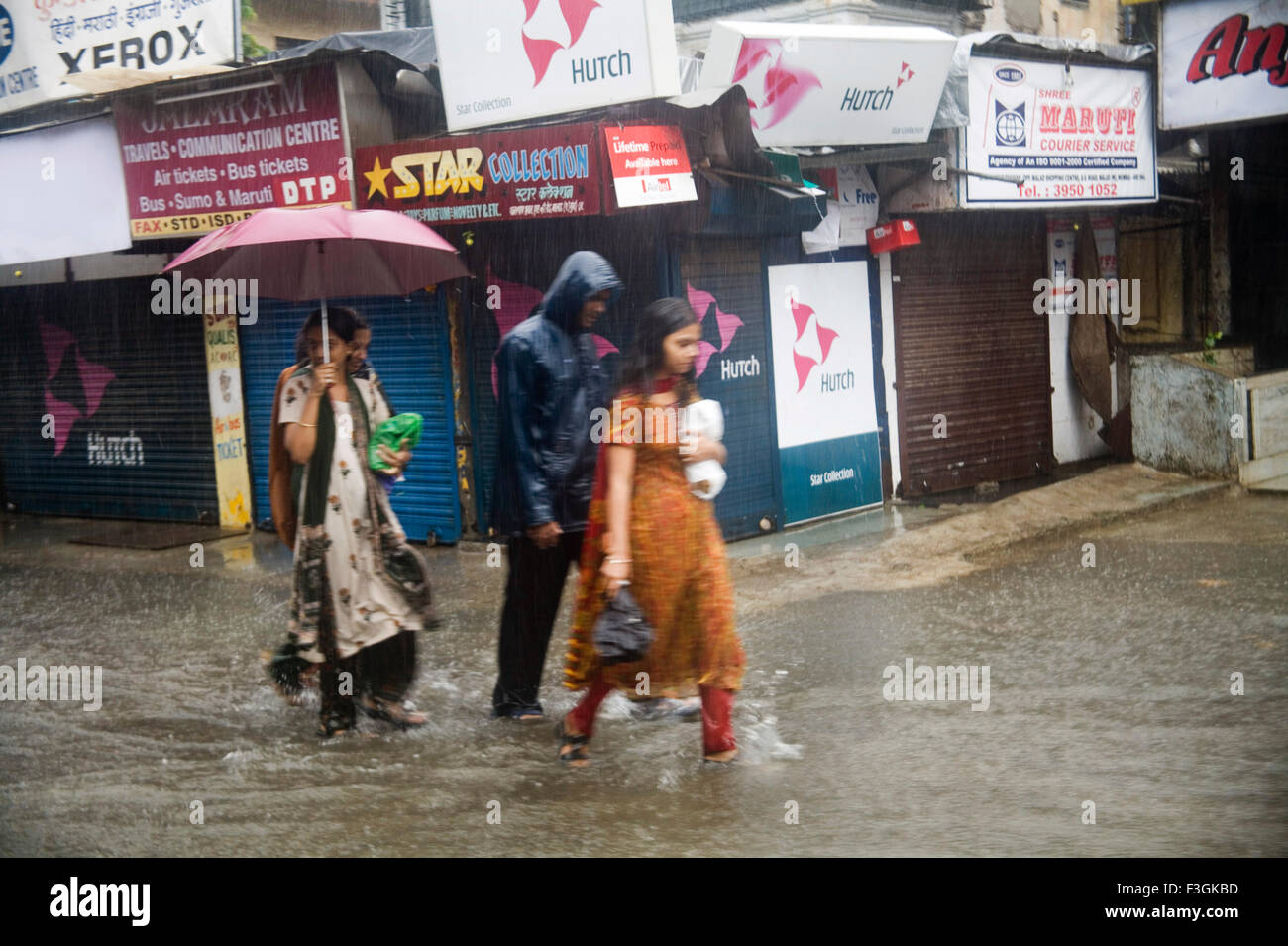 Monsoon Saison; Schwere Regen und Wasser anmelden Vorort Straße vom 5. july2006; Bombay Mumbai; Maharashtra; Indien Stockfoto