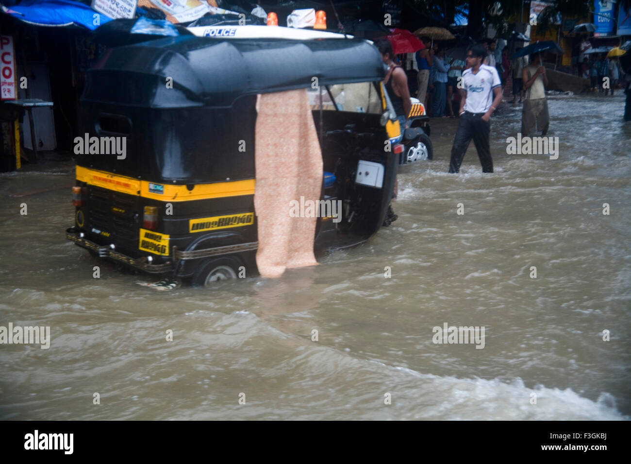 Monsoon Saison; Schwere Regen und Wasser anmelden Vorort Straße vom 5. july2006; Bombay Mumbai; Maharashtra; Indien Stockfoto