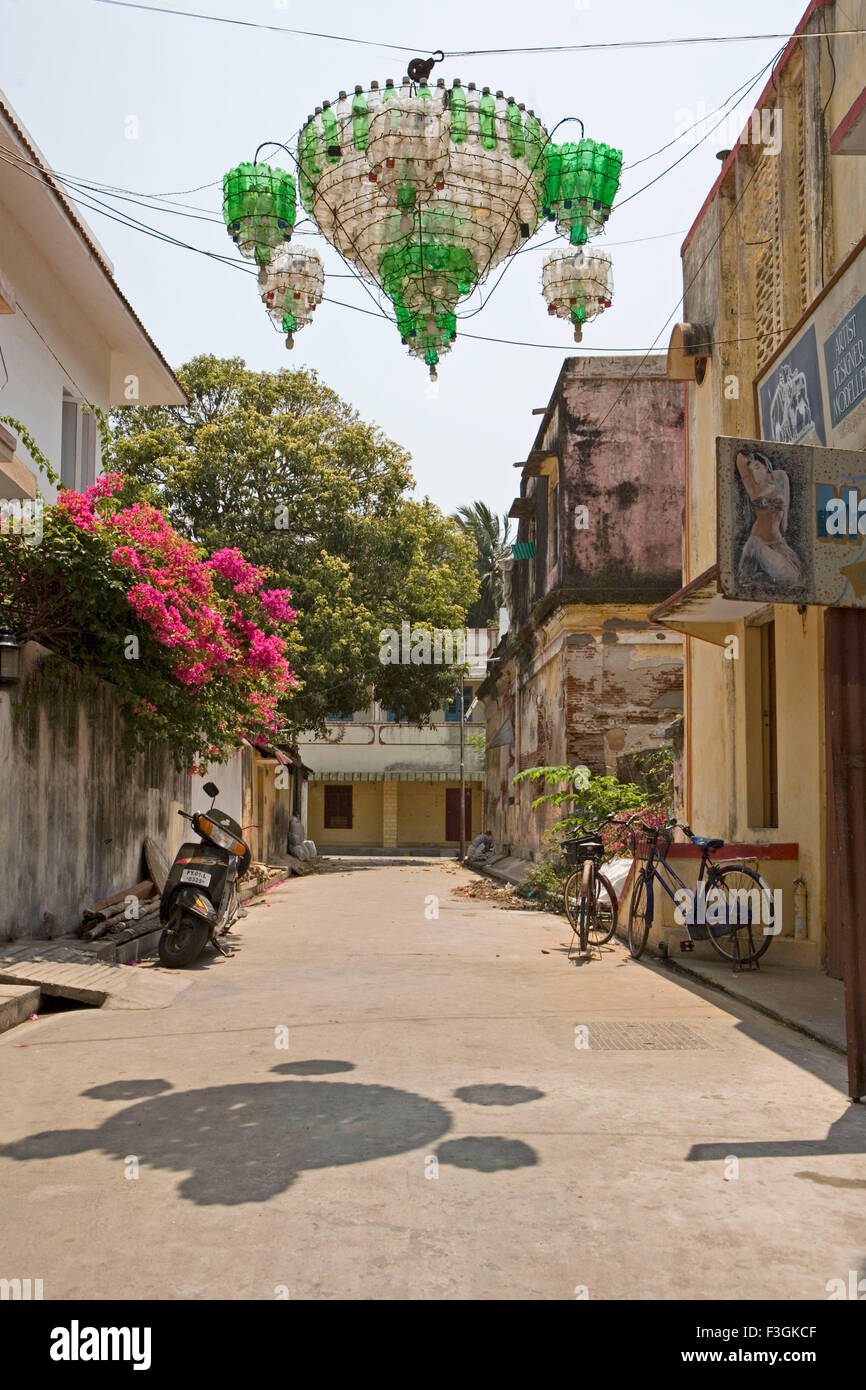 Kronleuchter aus recyceltem Kunststoff Softdrink-Flaschen hängend in der Straße; Pondicherry; Puducherry, Union Territory, UT, Indien, Asien Stockfoto
