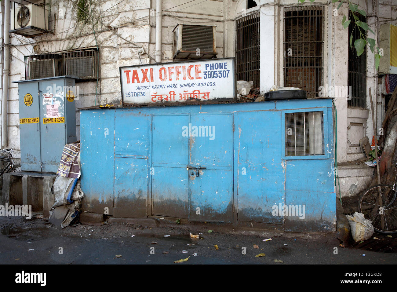 Eckgebäude beigelegt ist eine schmale Struktur dient als Büro für Taxiunternehmer; Mumbai-Bombay Stockfoto